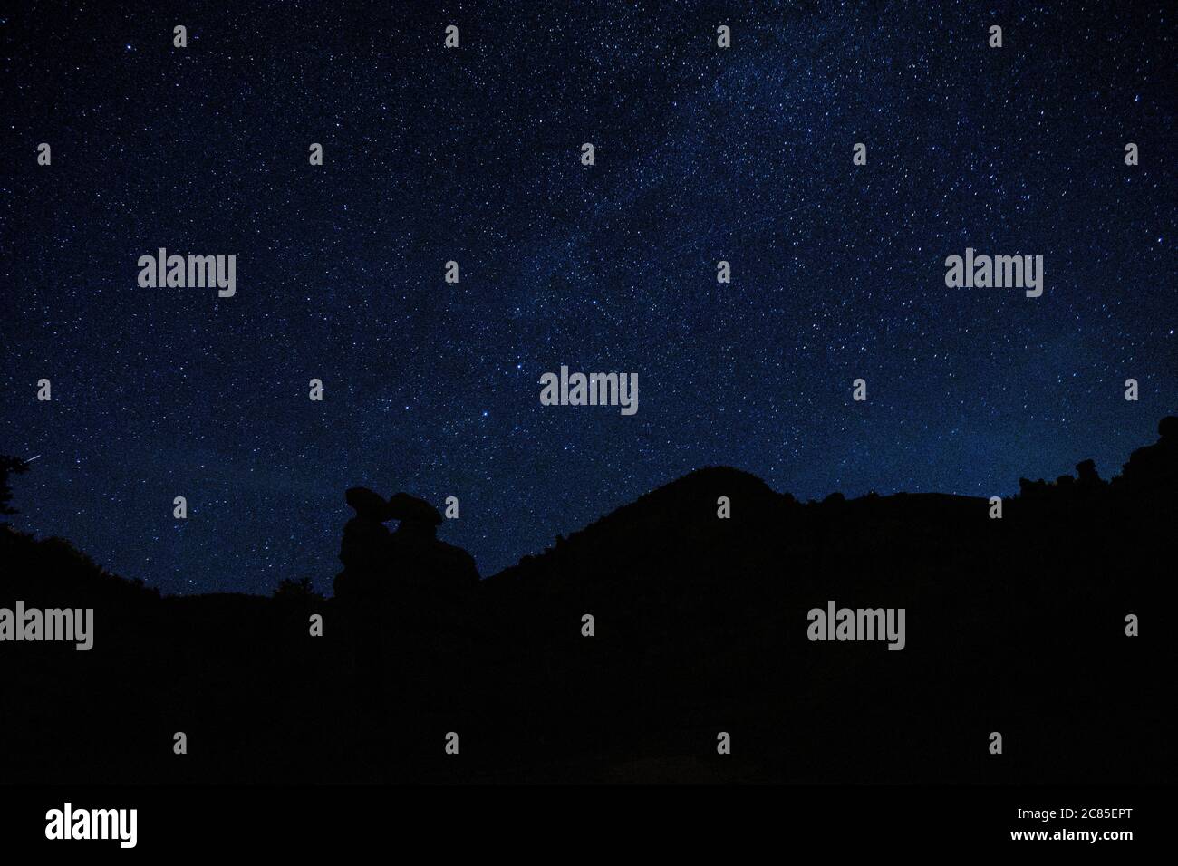 Una notte limpida nella città di pietra di Kuklica, bellissimo cielo stellato notturno, alto paesaggio ISO Foto Stock