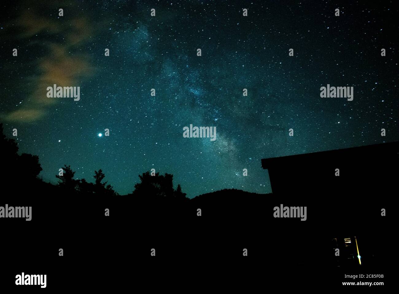 Una notte limpida nella città di pietra di Kuklica, bellissimo cielo stellato notturno, alto paesaggio ISO Foto Stock