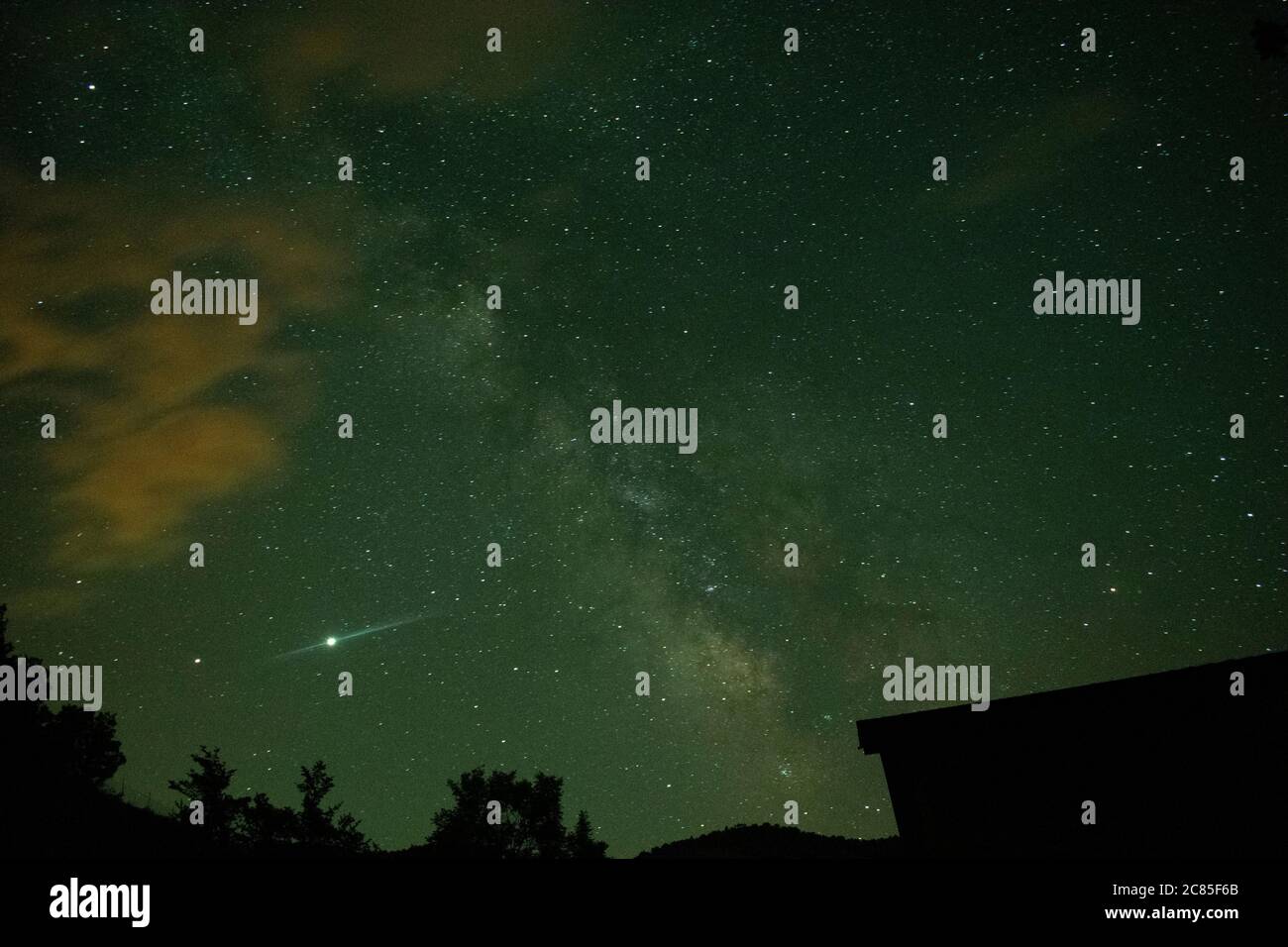 Una notte limpida nella città di pietra di Kuklica, bellissimo cielo stellato notturno, alto paesaggio ISO Foto Stock
