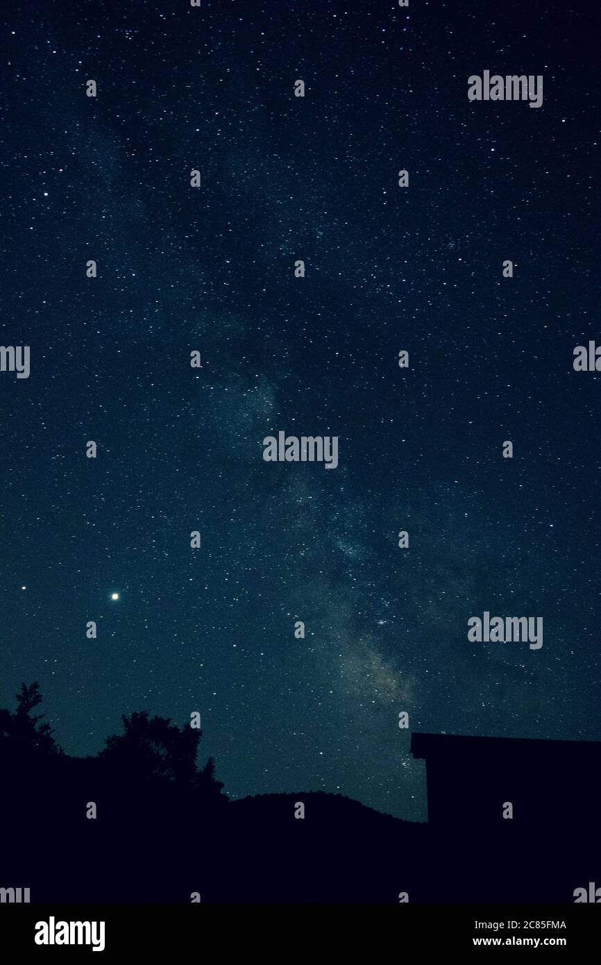 Una notte limpida nella città di pietra di Kuklica, bellissimo cielo stellato notturno, alto paesaggio ISO Foto Stock