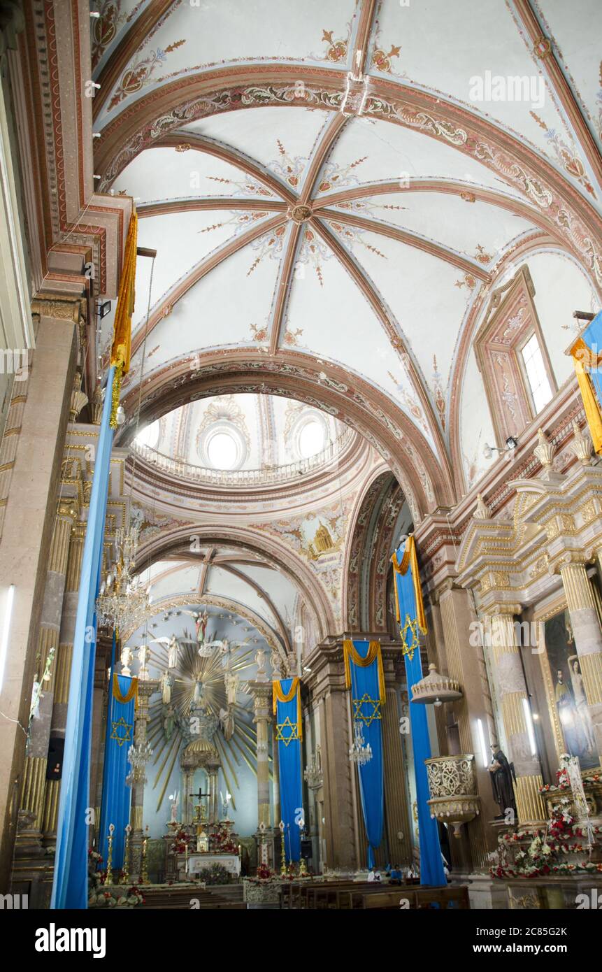 Immagine verticale ad angolo basso dell'interno della parrocchia chiesa Foto Stock