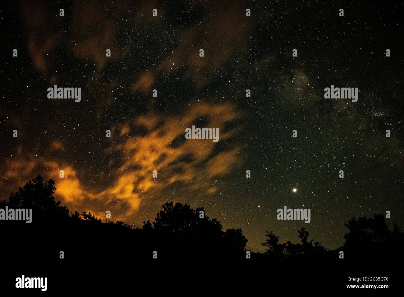 Una notte limpida nella città di pietra di Kuklica, bellissimo cielo stellato notturno, alto paesaggio ISO Foto Stock