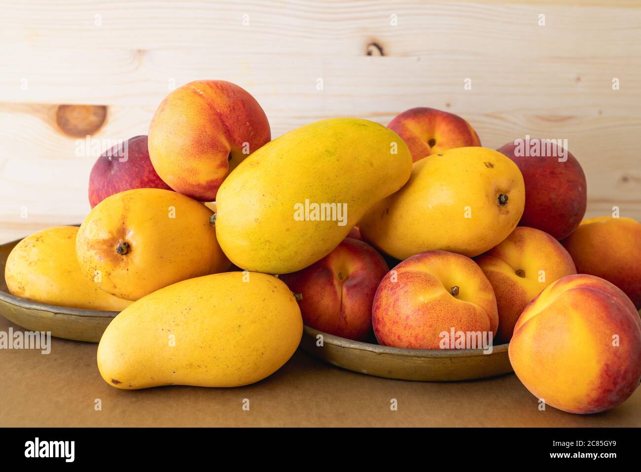 Manga e pesche gialle. Frutta tropicale fresca matura da vicino Foto Stock