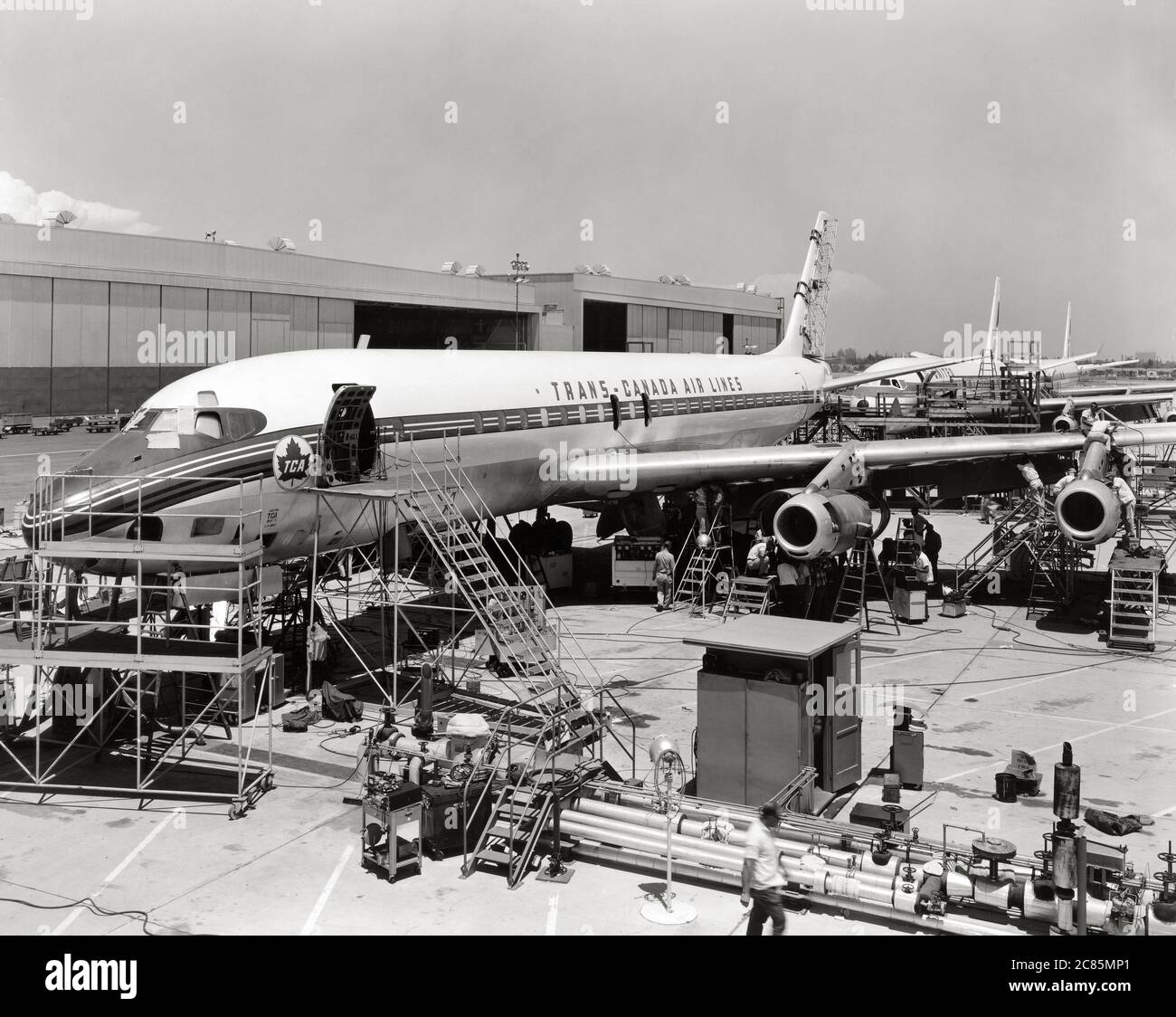 Lavoratori della Douglas Aircraft Company che completano la costruzione del Douglas DC-8, un aereo di linea a quattro motori, di medio e lungo raggio, nei magazzini dell'azienda a Long Beach, California. 1958 Foto Stock