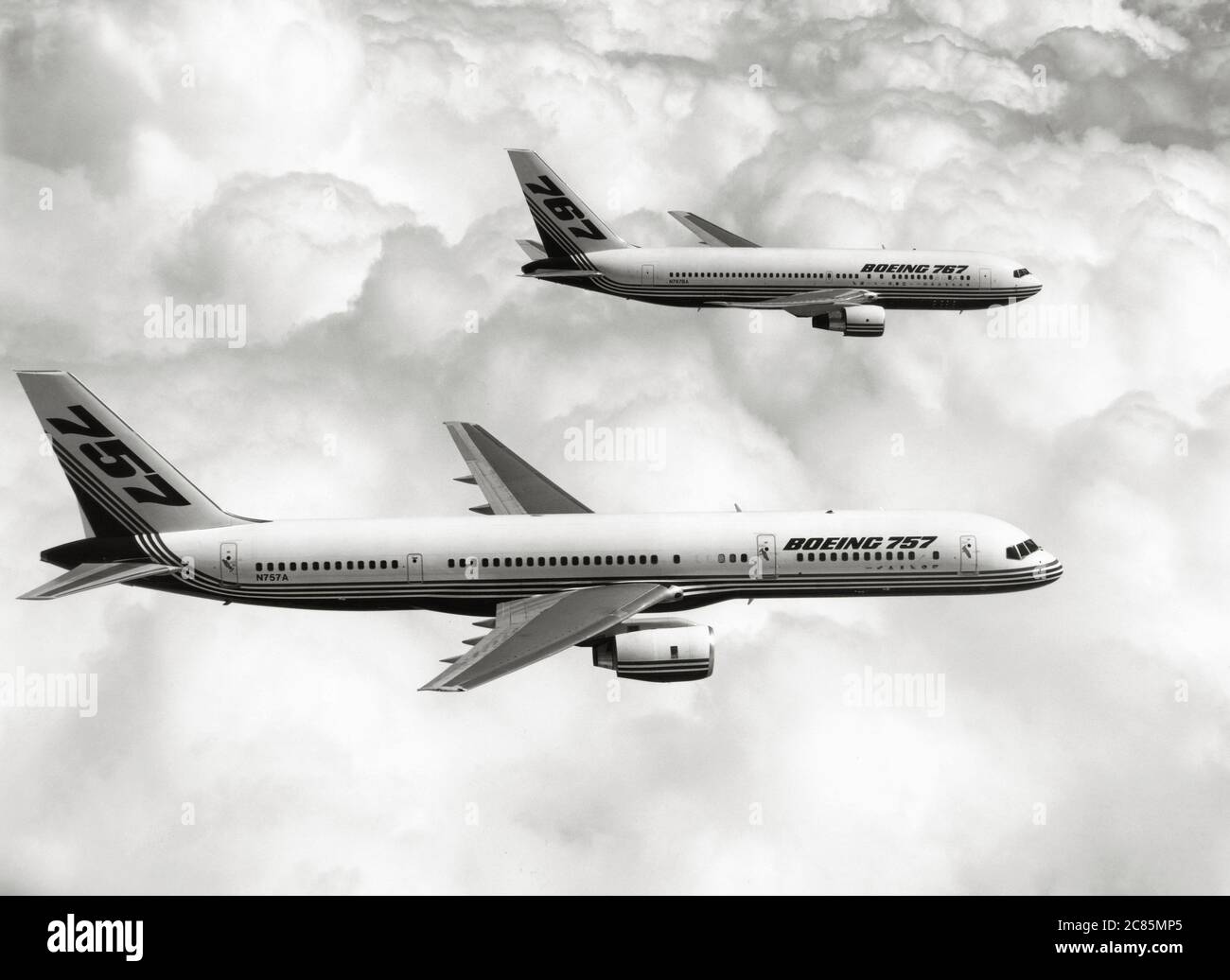 I Boeing 757 e 767, prodotti da Boeing Commercial Airplanes, durante un volo di prova prima di entrare in servizio. L'aeromobile 757 è la versione 757-200PF (pacchetto di trasporto). Giugno 1987 Foto Stock