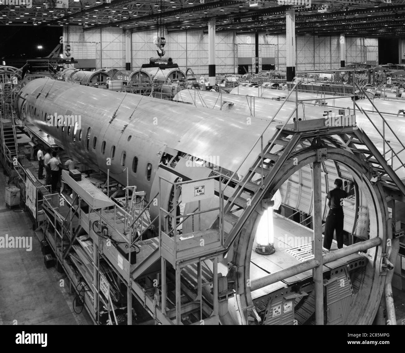 Assemblaggio di due gemelli di trasporto commerciale a medio raggio Douglas DC-9 nello stabilimento di Douglas Long Beach in California. 1965 Foto Stock