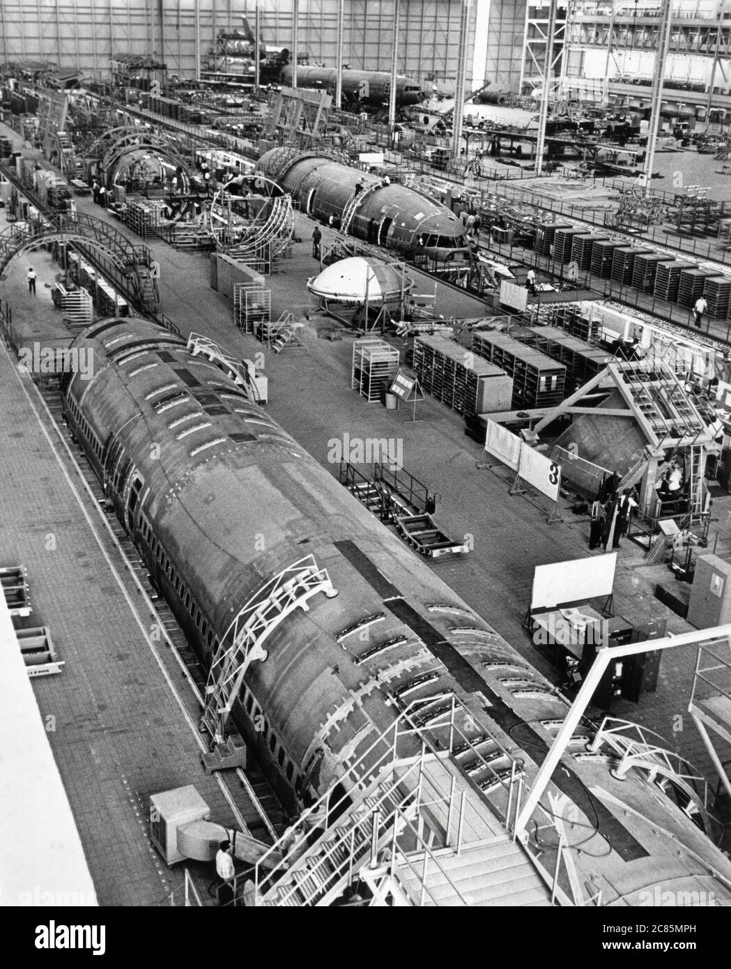 Linee di assemblaggio dell'aereo di linea a tre jet a medio-lungo raggio Lockheed L-1011 TriStar presso lo stabilimento di Palmdale, California. 1971 Foto Stock