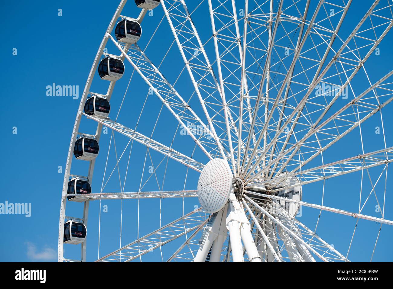 Capital Wheel National Harbor Maryland // NATIONAL HARBOR, Maryland, Stati Uniti — Una grande ruota panoramica si trova sul lungomare del National Harbor nel Maryland, sulle rive del fiume Potomac, direttamente di fronte a Washington DC. La ruota panoramica, una popolare attrazione, offre viste mozzafiato del Potomac e delle aree circostanti, incluso lo skyline di Washington DC. Foto Stock