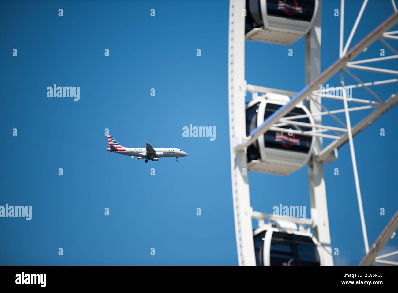 Capital Wheel Ferris Wheel National Harbor Maryland // NATIONAL HARBOR, Maryland, Stati Uniti - Una grande ruota panoramica si trova sul lungomare del National Harbor nel Maryland, sulle rive del fiume Potomac, direttamente di fronte a Washington DC. La ruota panoramica, una popolare attrazione, offre viste mozzafiato del Potomac e delle aree circostanti, incluso lo skyline di Washington DC. Foto Stock