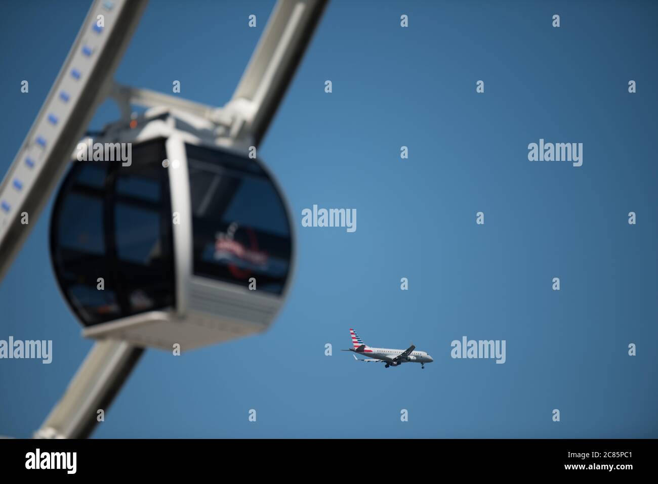 Ferris Wheel National Harbor Maryland // NATIONAL HARBOR, Maryland, Stati Uniti - Una grande ruota panoramica si trova sul lungomare del National Harbor nel Maryland, sulle rive del fiume Potomac, direttamente di fronte a Washington DC. La ruota panoramica, una popolare attrazione, offre viste mozzafiato del Potomac e delle aree circostanti, incluso lo skyline di Washington DC. Foto Stock