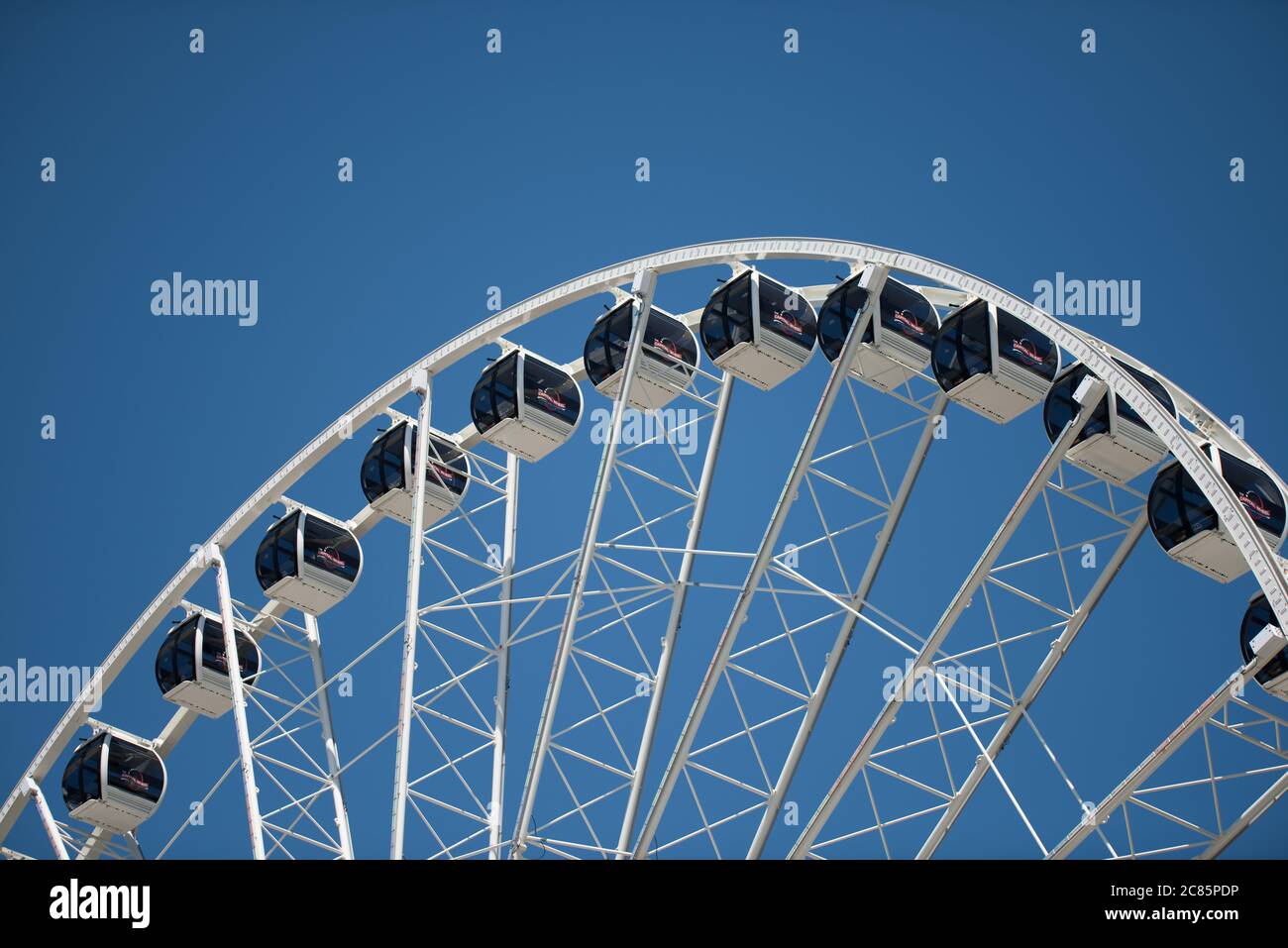 Ferris Wheel National Harbor Maryland // NATIONAL HARBOR, Maryland, Stati Uniti - Una grande ruota panoramica si trova sul lungomare del National Harbor nel Maryland, sulle rive del fiume Potomac, direttamente di fronte a Washington DC. La ruota panoramica, una popolare attrazione, offre viste mozzafiato del Potomac e delle aree circostanti, incluso lo skyline di Washington DC. Foto Stock