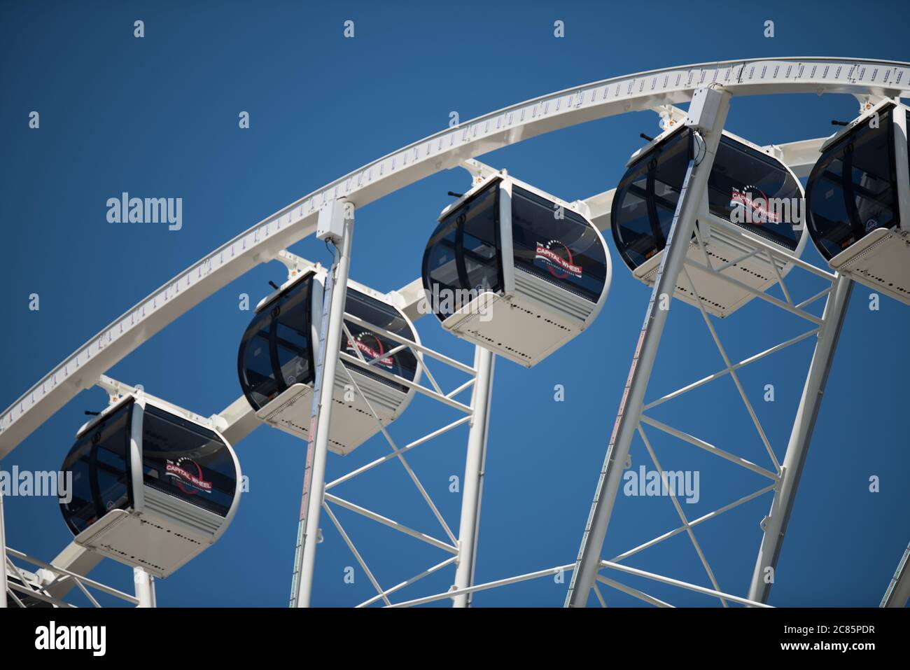 Capital Wheel National Harbor Maryland // NATIONAL HARBOR, Maryland, Stati Uniti — Una grande ruota panoramica si trova sul lungomare del National Harbor nel Maryland, sulle rive del fiume Potomac, direttamente di fronte a Washington DC. La ruota panoramica, una popolare attrazione, offre viste mozzafiato del Potomac e delle aree circostanti, incluso lo skyline di Washington DC. Foto Stock