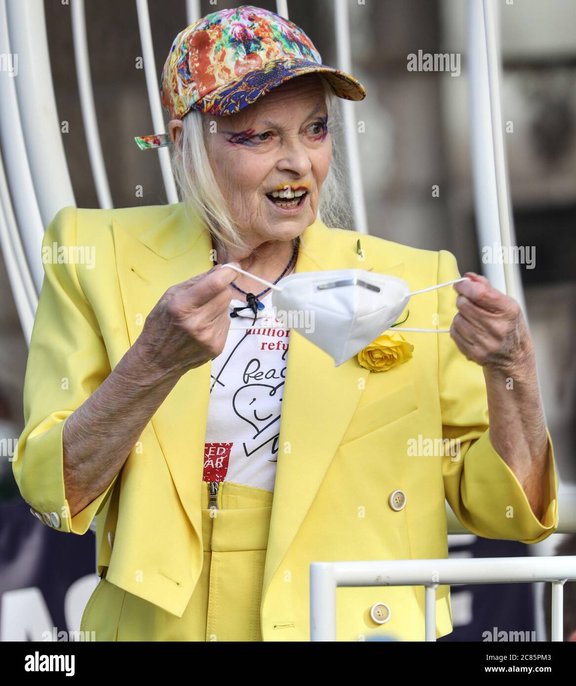 Vivienne Westwood visto tenere una maschera facciale durante la protesta.stilista di moda e donna d'affari Dame Vivienne Westwood è sospeso in una gabbia di uccelli alta dieci piedi fuori del vecchio Bailey a Londra per protestare contro l'estradizione americana di Julian Assange. Foto Stock