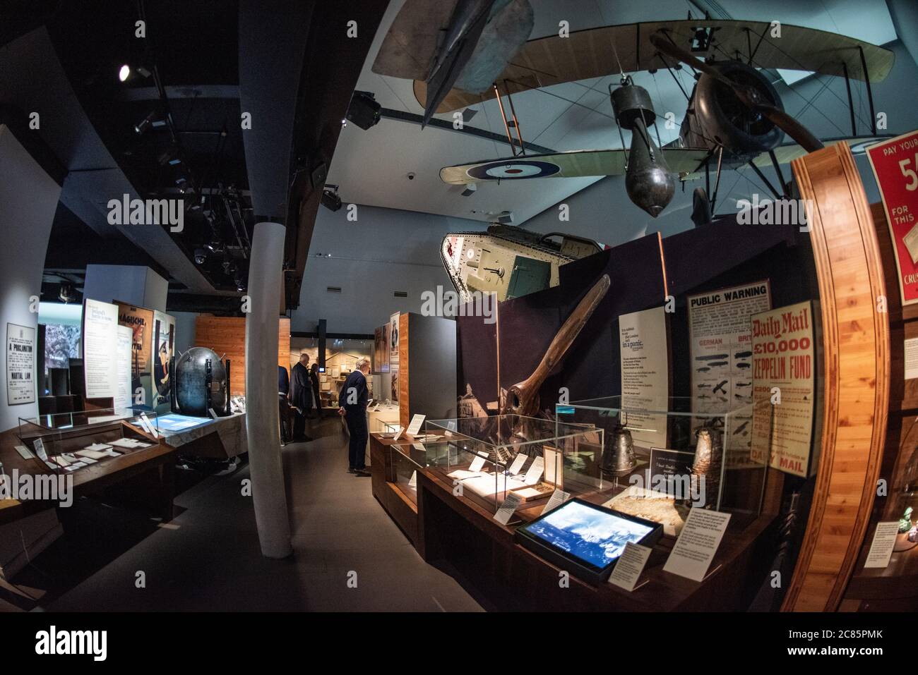 Imperial War Museum la prima guerra mondiale espone Londra // LONDRA, Regno Unito — l'Imperial War Museum di Londra ospita mostre complete della prima guerra mondiale come parte della sua vasta collezione che documenta la guerra moderna e il suo impatto sociale. Fondato nel 1917 mentre la grande Guerra era ancora in corso, il museo occupa l'ex edificio del Bethlem Royal Hospital su Lambeth Road. La facciata distintiva dell'istituzione presenta due cannoni navali delle navi da battaglia HMS Ramillies e HMS Resolution. Le collezioni del museo coprono molteplici conflitti dalla prima guerra mondiale alla guerra contemporanea, presentando mi Foto Stock