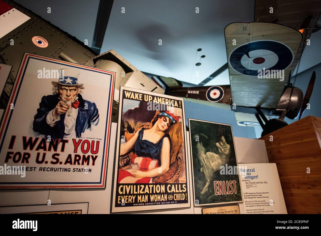 Cartelli di propaganda della Seconda Guerra Mondiale Imperial War Museum Londra | LONDRA, Regno Unito — Una collezione di cartelli di propaganda americana in tempo di guerra è in mostra all'Imperial War Museum di Londra, mostrando potenti esempi di messaggistica visiva dell'epoca della Seconda Guerra mondiale. Queste opere d'arte storiche illustrano gli sforzi degli Stati Uniti per mobilitare il sostegno pubblico, rafforzare il morale e incoraggiare la partecipazione allo sforzo bellico durante entrambe le guerre mondiali. L'Imperial War Museum ospita una delle collezioni più complete al mondo di manufatti e documenti legati ai conflitti. I cartelli di propaganda americani rappresentano significativamente Foto Stock