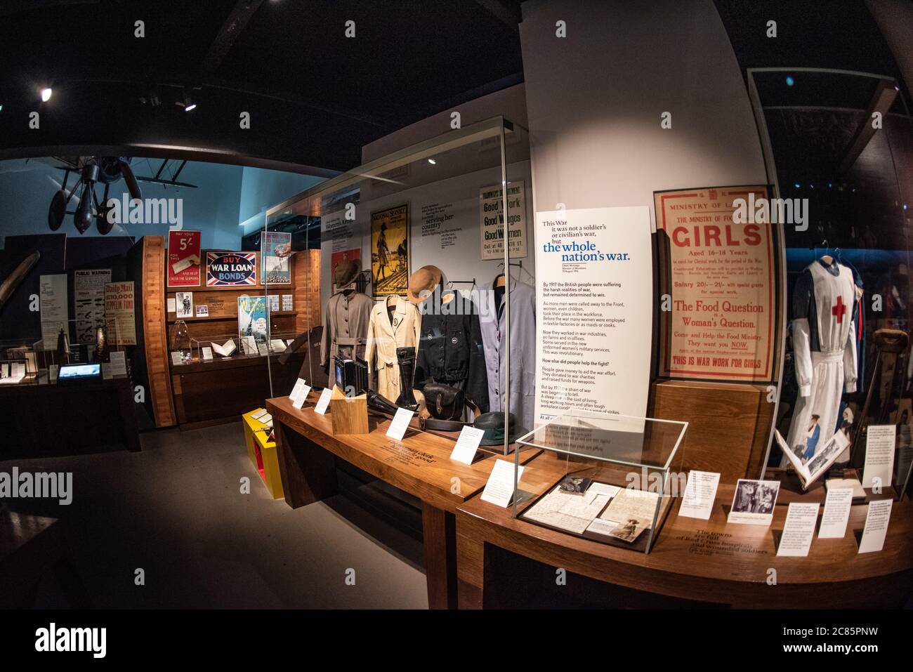 Imperial War Museum esposizione della prima Guerra Mondiale Londra // LONDRA, Regno Unito — la mostra della prima Guerra Mondiale all'Imperial War Museum di Londra offre ai visitatori informazioni sulle esperienze civili durante la grande Guerra. L'esposizione completa esamina i profondi cambiamenti sociali avvenuti tra il 1914 e il 1918, evidenziando i contributi cruciali delle donne alla produzione industriale e allo sforzo bellico. La mostra documenta le sfide del razionamento in tempo di guerra, le campagne di propaganda e l'impatto psicologico delle incursioni aeree tedesche sulle città britanniche. Situato a Lambeth, l'Imperial War Museum Londo Foto Stock