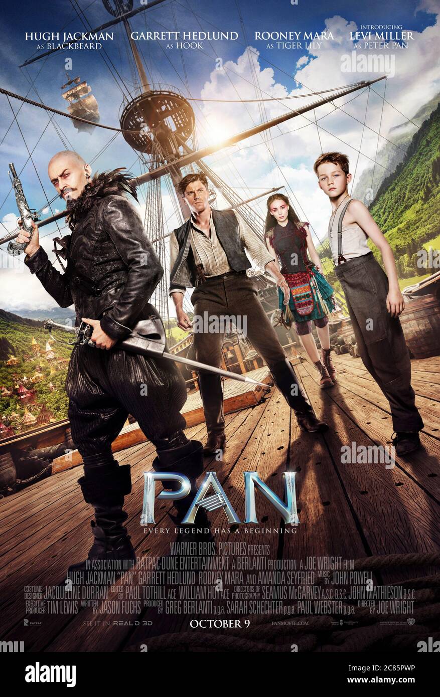 Pan (2015) diretto da Joe Wright e con Levi Miller, Hugh Jackman, Garrett Hedlund e Rooney Mara. Prequel a J.M. Peter e Wendy di Barrie, un ragazzo orfano, vengono trasportati a Neverland. Foto Stock