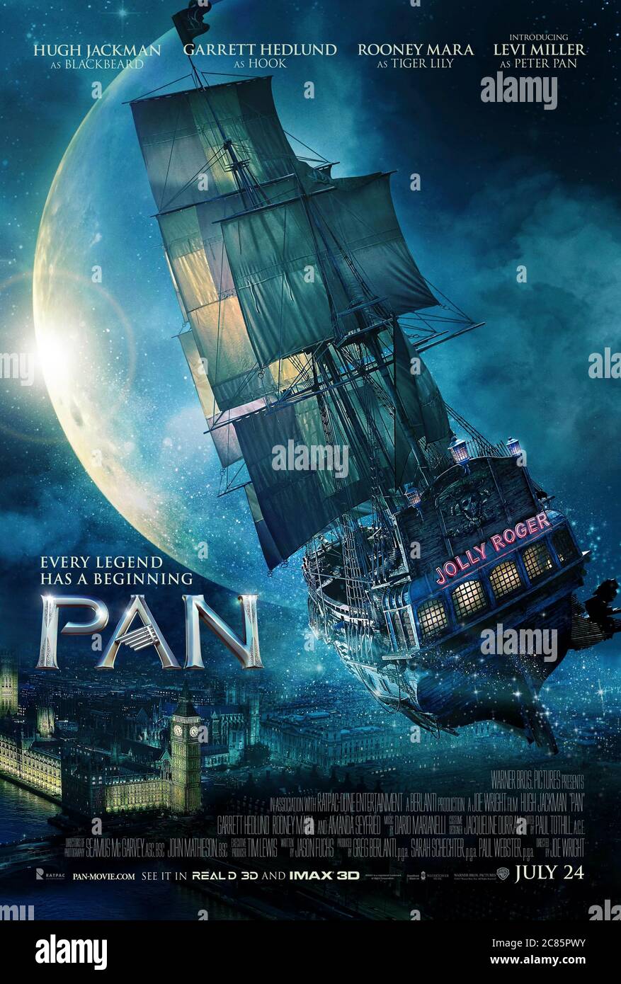 Pan (2015) diretto da Joe Wright e con Levi Miller, Hugh Jackman, Garrett Hedlund e Rooney Mara. Prequel a J.M. Peter e Wendy di Barrie, un ragazzo orfano, vengono trasportati a Neverland. Foto Stock