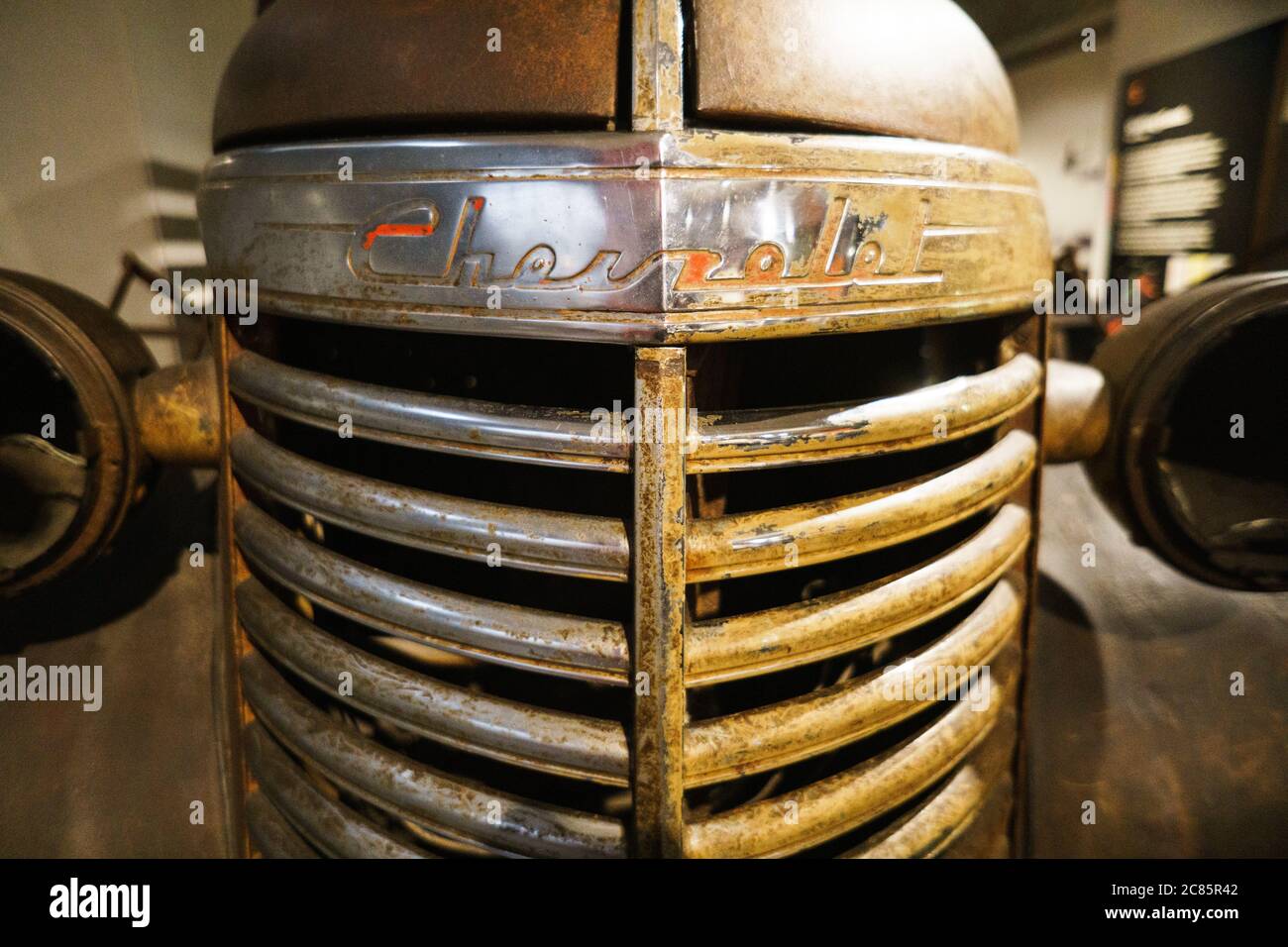 Imperial War Museum Naval Guns Londra Regno Unito // LONDRA, Regno Unito — l'Imperial War Museum di Londra rappresenta una testimonianza della guerra moderna e del suo impatto sulla società. Situata su Lambeth Road, l'iconica facciata del museo è caratterizzata da due grandi cannoni navali. All'interno, i visitatori possono esplorare ampie mostre che coprono i conflitti dalla prima guerra mondiale ai giorni nostri, tra cui esperienze immersive, veicoli militari e resoconti personali di guerra. Foto Stock