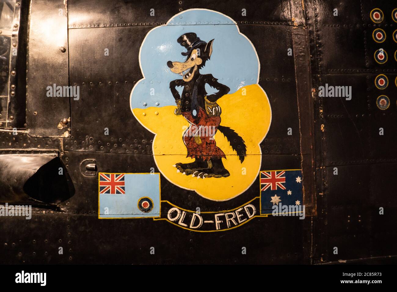 Avro Lancaster Bomber Nose Section Imperial War Museum Londra // LONDRA, Regno Unito — la sezione Avro 683 Lancaster Mk 1 muso esposta all'Imperial War Museum espone uno dei più iconici bombardieri pesanti britannici della seconda guerra mondiale. Motorizzata da quattro motori Rolls-Royce Merlin, il Lancaster divenne il principale bombardiere notturno della RAF, effettuando numerose missioni di bombardamento strategico sull'Europa occupata dai nazisti. Questa sezione anteriore conservata consente ai visitatori di esaminare la configurazione della cabina di pilotaggio e la posizione del cannoniere sul naso dell'aereo che ha svolto un ruolo cruciale nella campagna di bombardamento alleato. TH Foto Stock