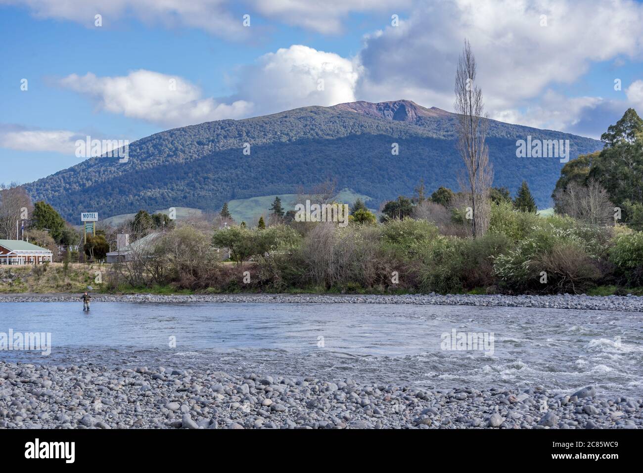 TURANGI, NUOVA ZELANDA - 25 agosto 2018: Il fiume Tongariro famoso in tutto il mondo a Turangi vicino al lago Taupo dove pescatore di mosca cerca trota arcobaleno Foto Stock