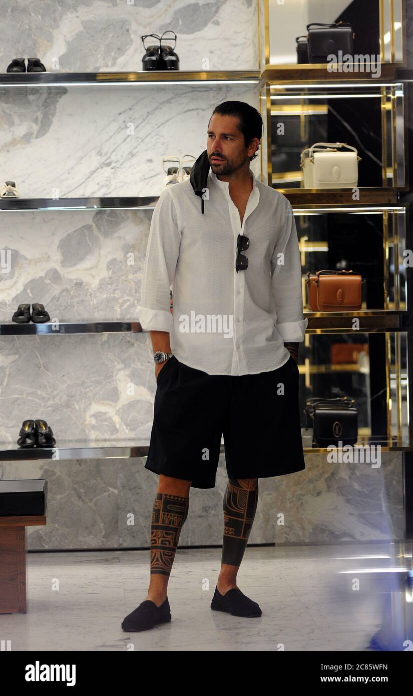 Milano, Marco Borriello shopping nel centro di Marco Borriello, recentemente fotografato insieme a Marica Pellegrinelli, ex-moglie di Eros Ramazzotti, arriva in centro per lo shopping. Entra nella boutique 'SAINT LAURENT' in via Montenapoleone per acquistare una camicia e pantaloni accompagnati dal suo avvocato Antonello Natale, poi una passeggiata per le strade del quadrilatero prima di tornare a casa. Foto Stock