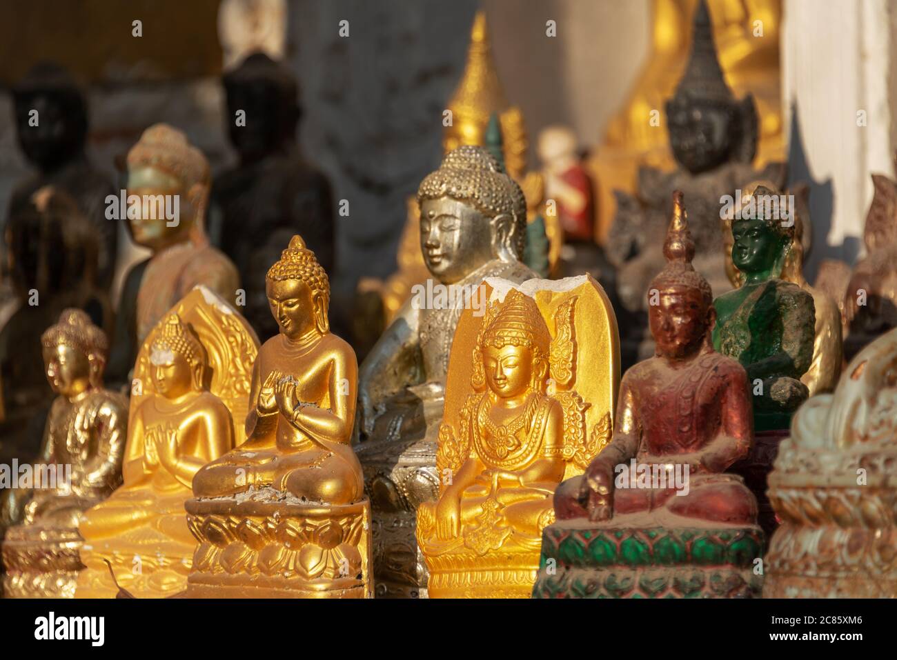 Collezione di statue di Buddha in Kuthodaw pagoda, Mandalay, Birmania, Myanmar Foto Stock