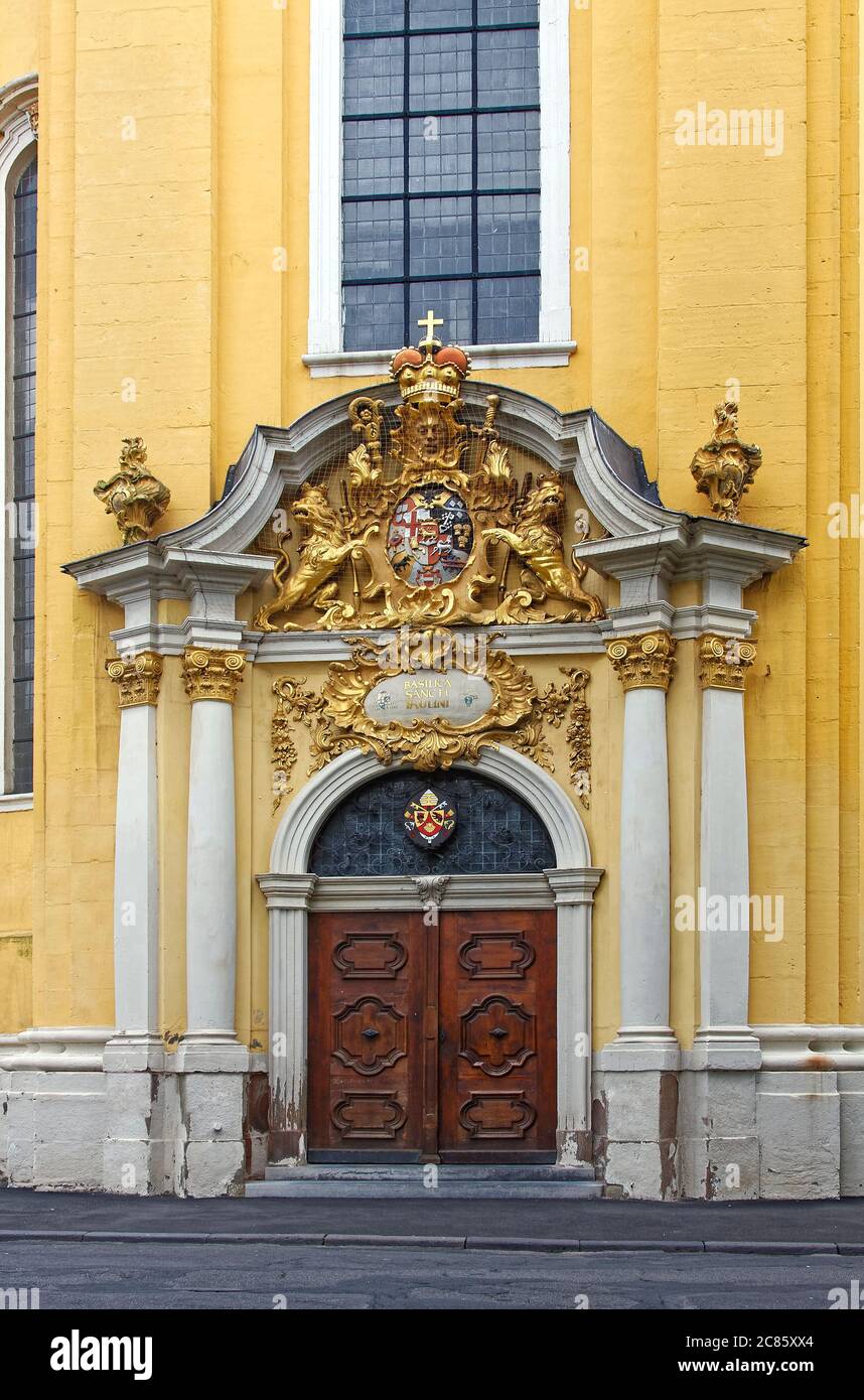 Basilica di San Paolino; 1753; ingresso, porte doppie in legno, decorazione ornata, Chiesa cattolica, barocco, antico, edificio religioso, giallo dorato, Europa, T. Foto Stock