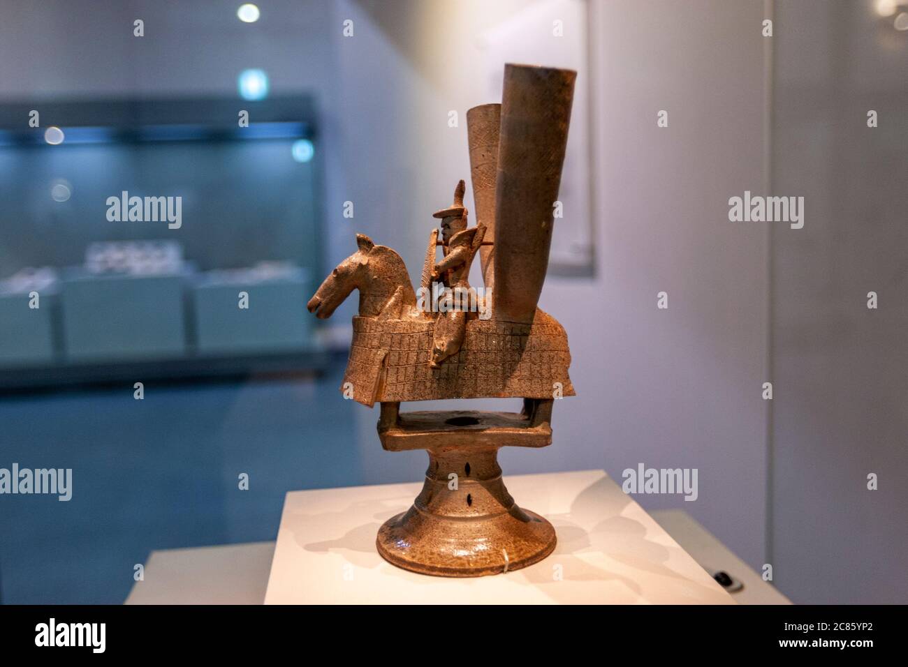 Vaso in gres cerimoniale, doppia tazza di vino a forma di guerriero montato, Museo Nazionale di Gyeongju, Provincia di Gyeongsang del Nord, Corea del Sud Foto Stock