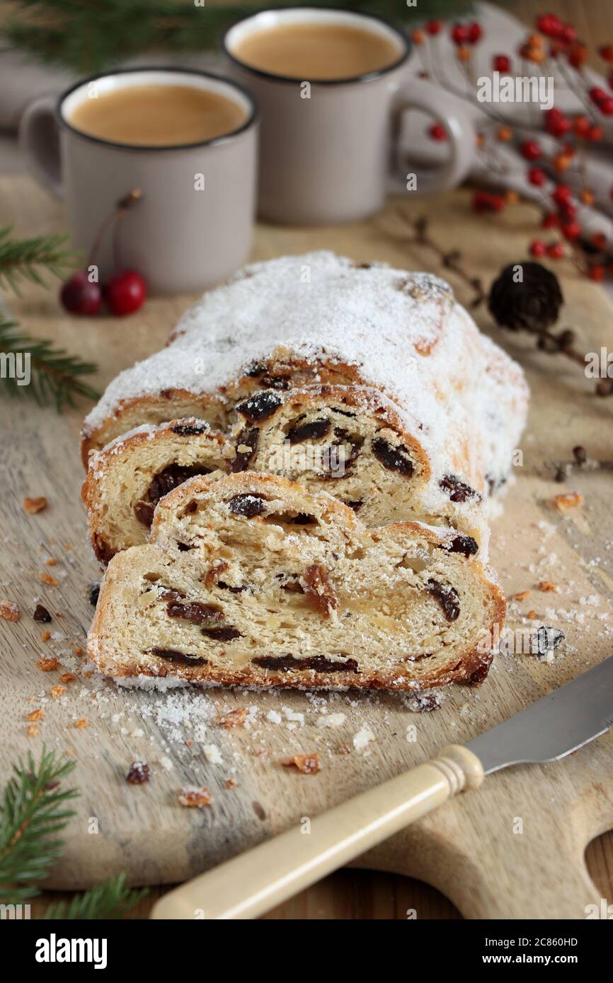 stollen di natale su tavola di legno e tazze di caffè Foto Stock