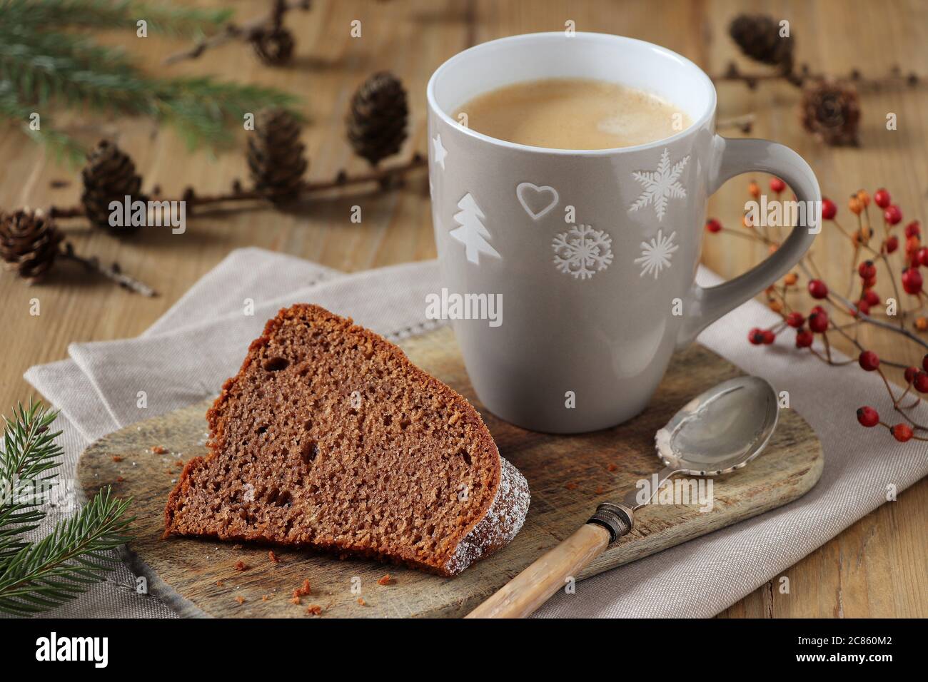 torta al cioccolato su tavola di legno e tazza di caffè come decorazione rustica del tavolo Foto Stock