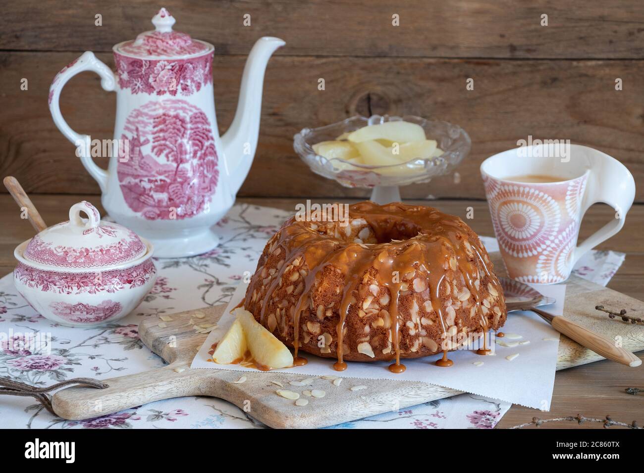 pero guglhupf con salsa al caramello e porcellana d'epoca Foto Stock