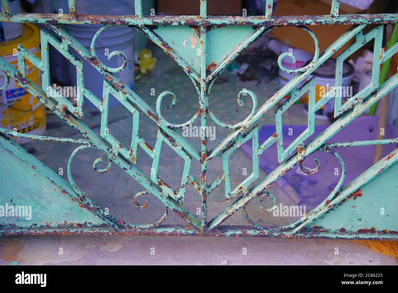 Vintage cancello dipinto di intemperie sulla strada a Rincon, Porto Rico Foto Stock