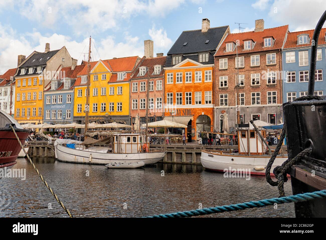 Il canale Nyhavn di Copenhagen, Danimarca, è una destinazione turistica molto apprezzata Foto Stock