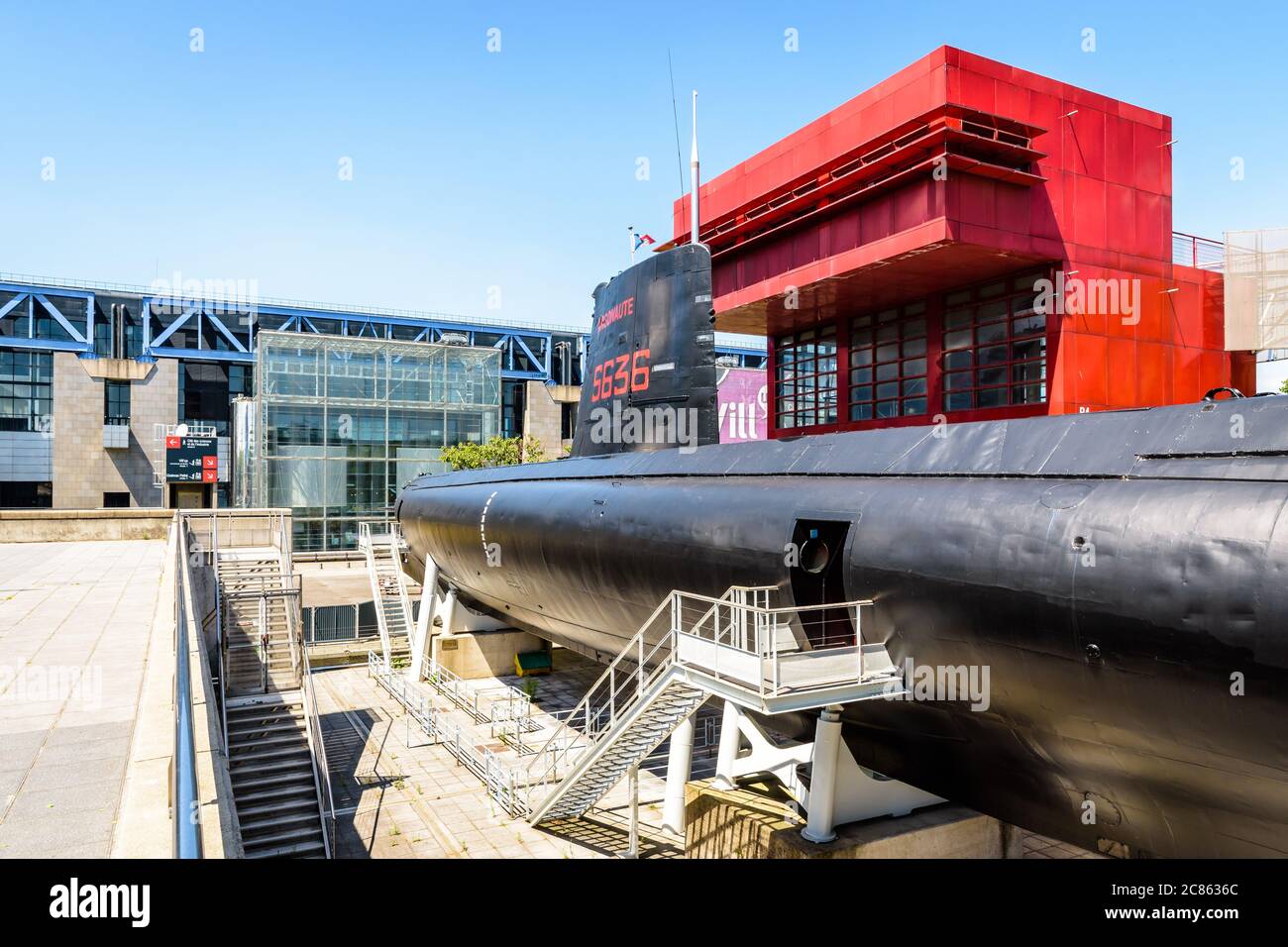 Vista generale del sottomarino Argonaute, convertito in una nave museo nel parc de la Villette di fronte alla Cité des Sciences a Parigi, Francia. Foto Stock