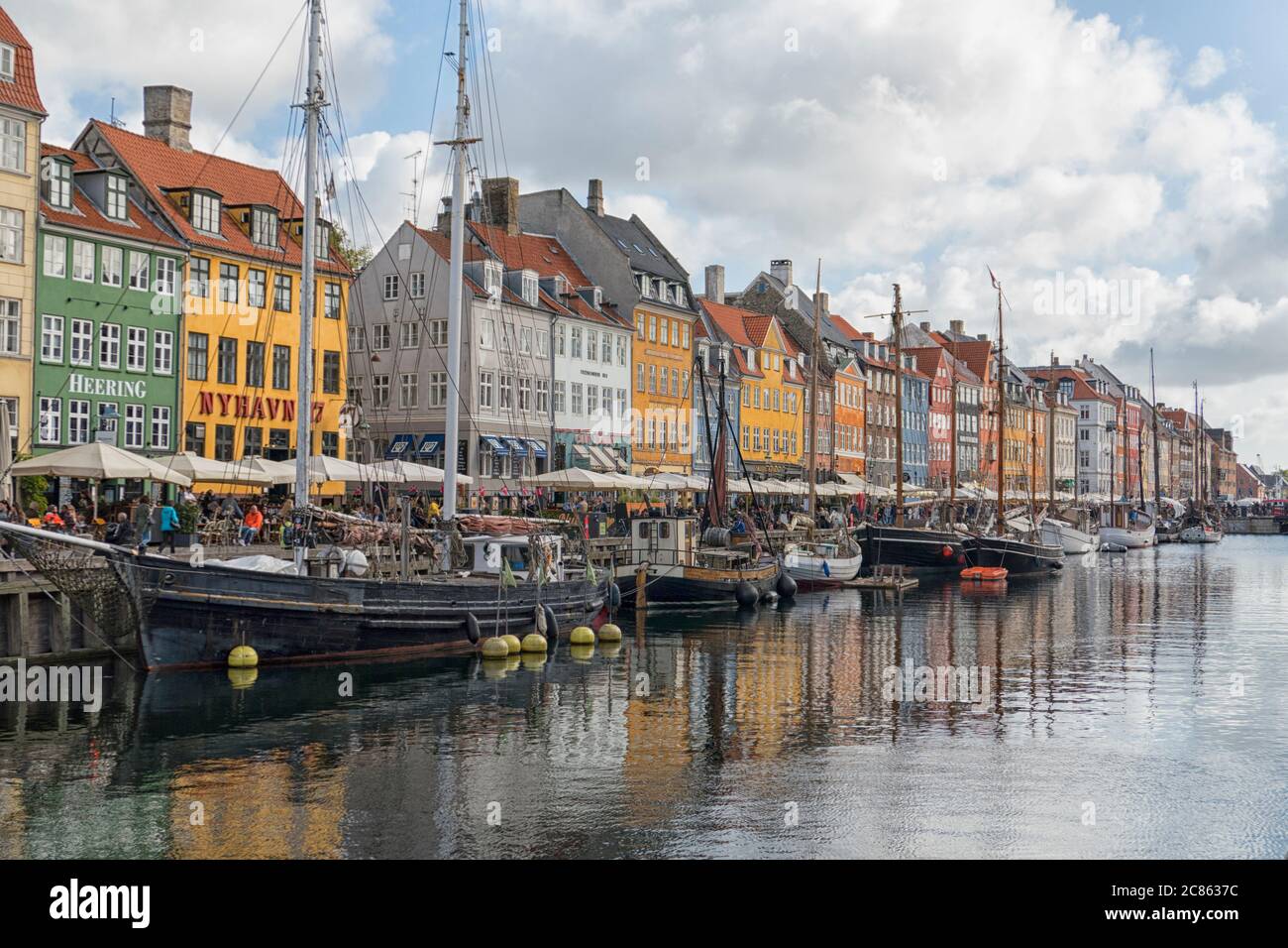Il canale Nyhavn di Copenhagen, Danimarca, è una destinazione turistica molto apprezzata Foto Stock