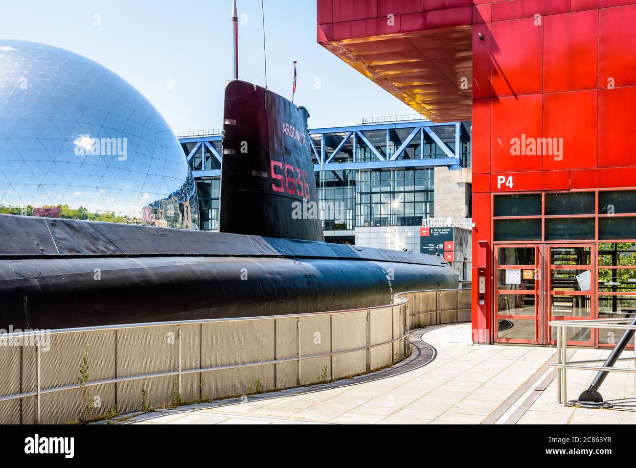 Il sottomarino Argonaute fu convertito in una nave museo nel 1991 e installato accanto alla cupola la Geode di fronte alla Cité des Sciences di Parigi, Francia. Foto Stock