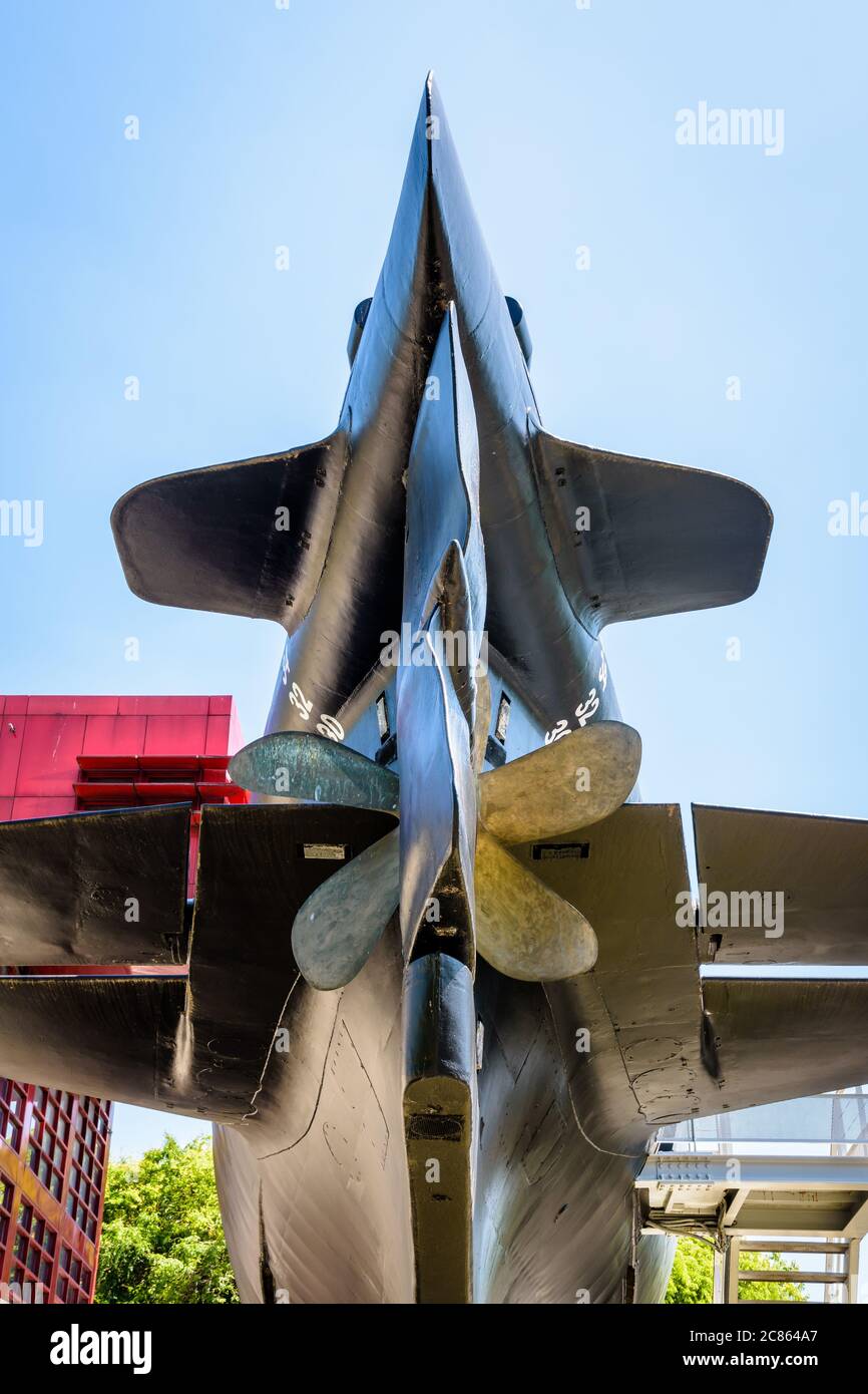 Vista a basso angolo della poppa, del timone e dell'elica del sottomarino Argonaute, convertito in una nave museo nel parc de la Villette a Parigi, Francia. Foto Stock