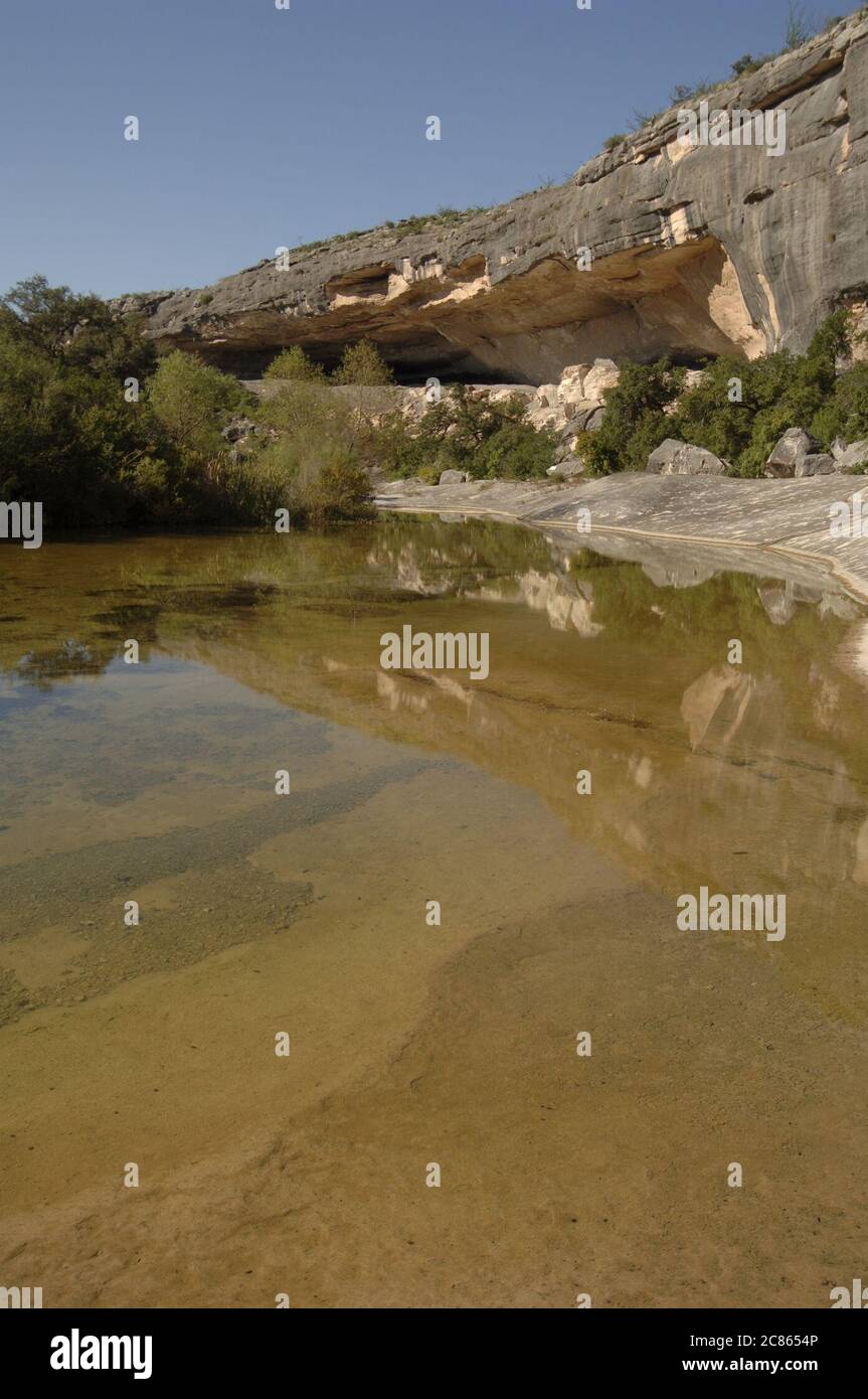 Val Verde County, Texas ottobre 2005: Fate Bell Shelter è un rifugio roccioso profondamente stratificato nel Seminole Canyon State Park contenente prove di oltre 8.000 anni di occupazione, dal periodo arcaico al periodo tardo preistorico (ca. 7000 a.C. - 1500 d.C.). ©Bob Daemmrich Foto Stock