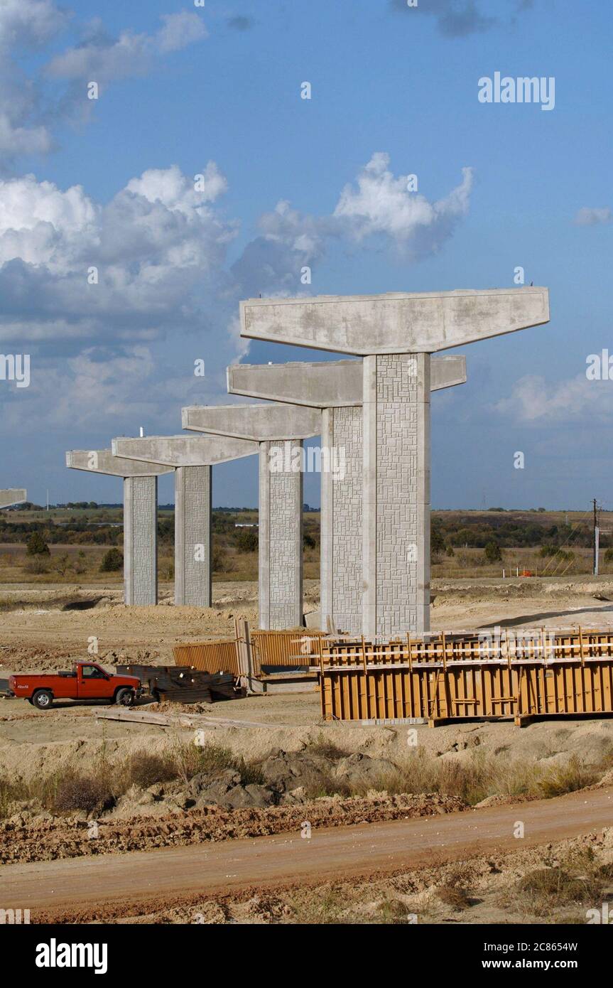 Manor, Texas USA, 7 novembre 2005: La costruzione continua sulla Texas 130 al suo incrocio con la U.S. 290 vicino Manor. Il bypass per la IH35 ad Austin dovrebbe essere terminato a metà del 2007. ©Bob Daemmrich Foto Stock