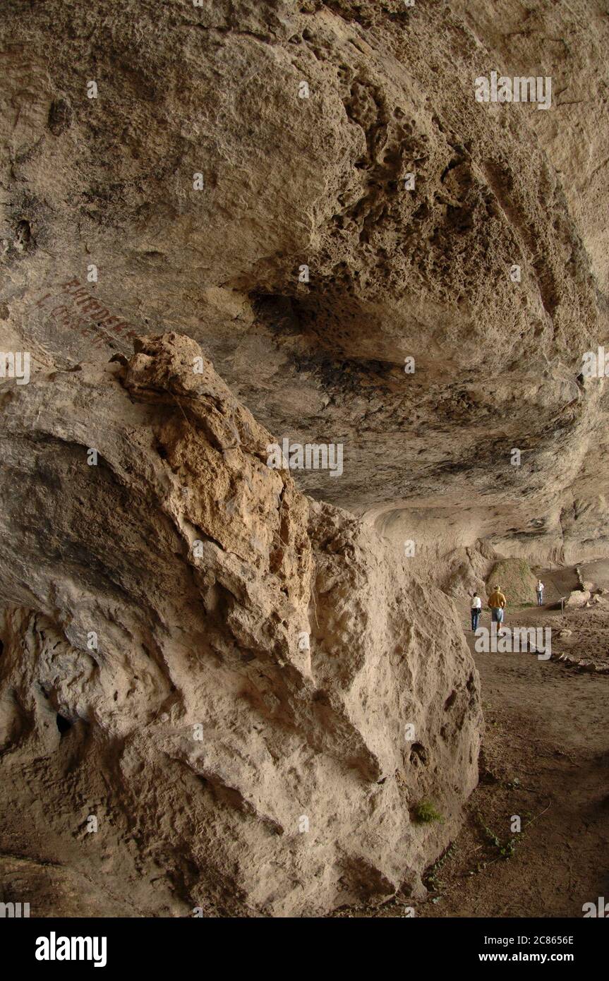 Val Verde County, Texas ottobre 2005: Turisti che camminano attraverso la preistorica grotta Parida sul fiume Rio grande, occupata per migliaia di anni dagli indigeni americani della regione Trans-Pecos del Texas. ©Bob Daemmrich Foto Stock