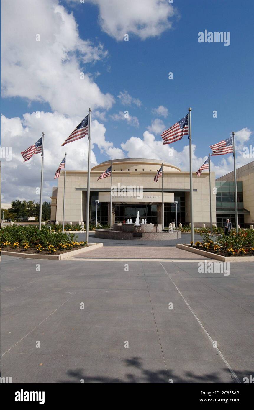 College Station, Texas USA, 7 novembre 2005: Esterno dell'ingresso principale al George H.W. Bush Presidential Archives and Museum presso la Texas A&M University. ©Bob Daemmrich Foto Stock