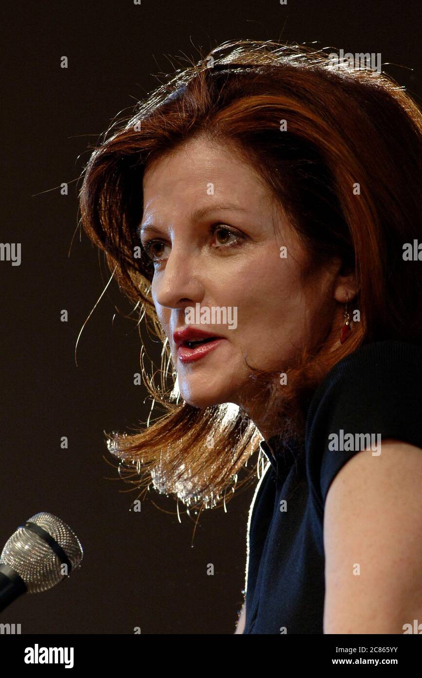 Austin, Texas USA, 16 novembre 2005: L'editorialista del New York Times Maureen Dowd discute il ruolo del giornalismo in una società democratica e la sua prospettiva sugli eventi recenti durante una conferenza all'Università del Texas. Dowd ha vinto il Premio Pulitzer nel 1999 per il commento distinto. ©Bob Daemmrich Foto Stock