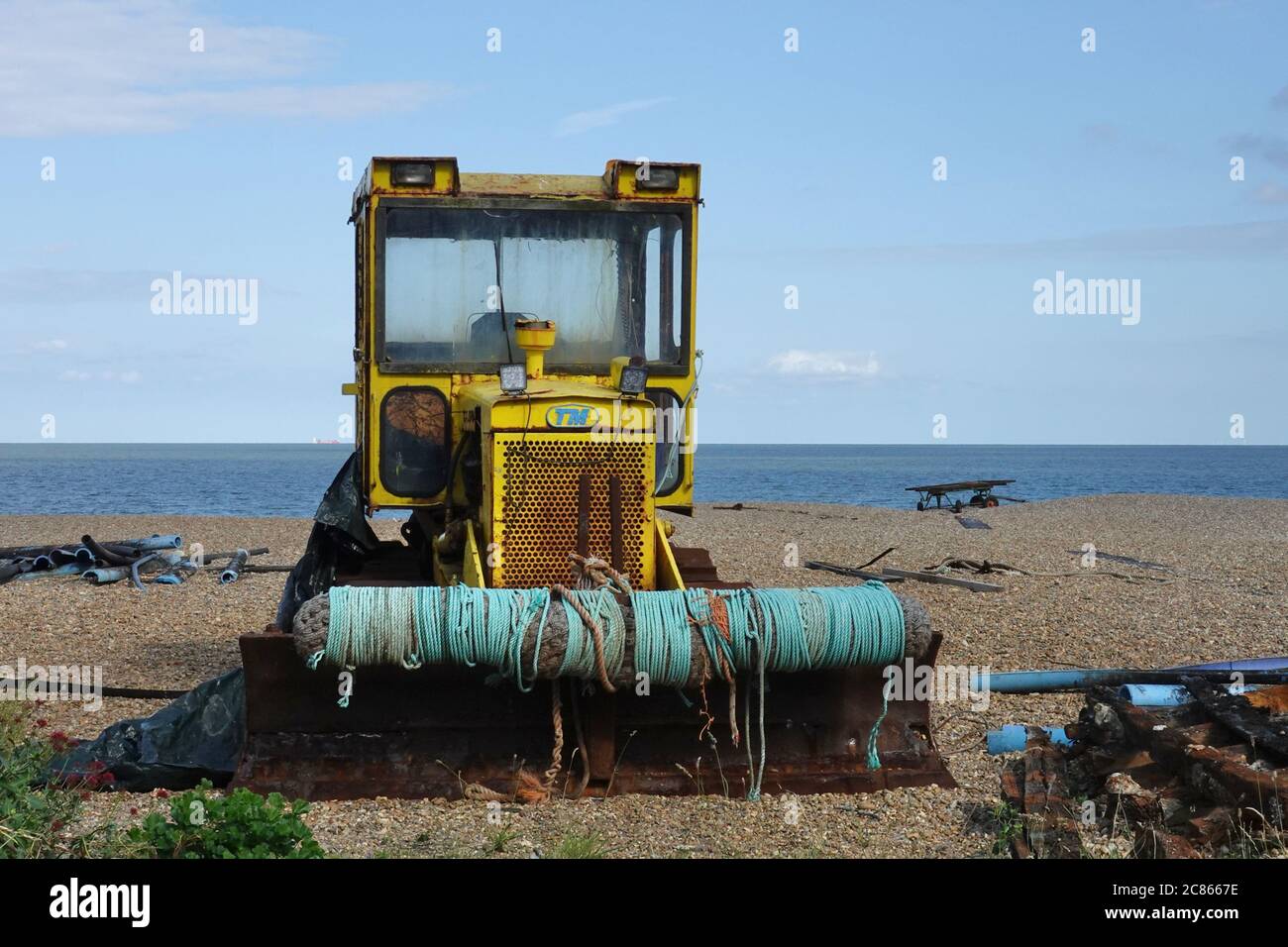 Aldeburgh, Suffolk, UK - 21 luglio 2020: Trattore da spiaggia giallo utilizzato per il traino di barche da pesca sulla spiaggia. Foto Stock