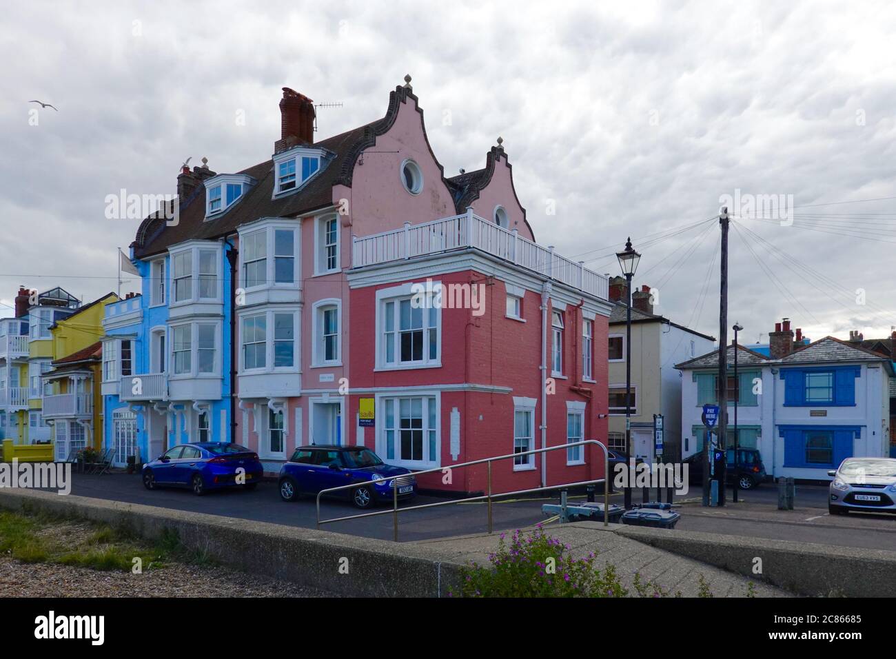 Aldeburgh, Suffolk, Regno Unito - 21 luglio 2020: Case colorate fronte spiaggia. Foto Stock