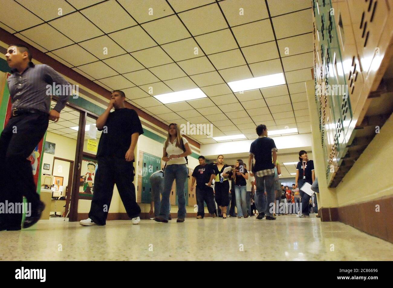 Brownsville, Texas USA, 2 dicembre 2005: Studenti che camminano nel corridoio scolastico tra le classi della Lopez High School, dove la popolazione studentesca è ispanica di oltre il 99%. ©Bob Daemmrich Foto Stock