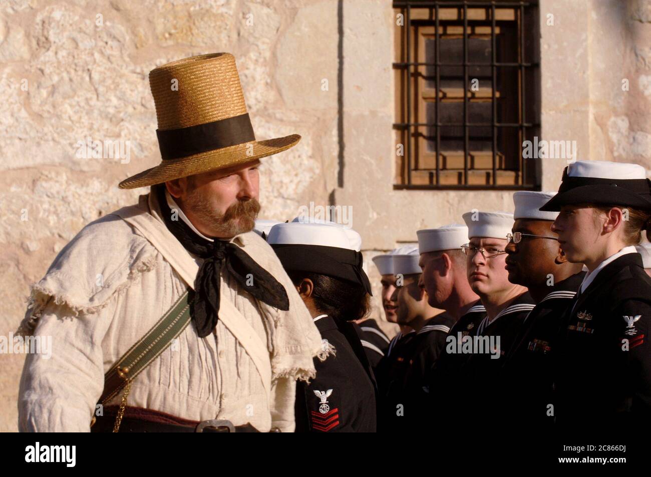 San Antonio, Texas USA, 11 gennaio 2006: Una cerimonia militare davanti all'Alamo nel centro di San Antonio. Reenattore d'epoca con i moderni marinai. ©Bob Daemmrich Foto Stock