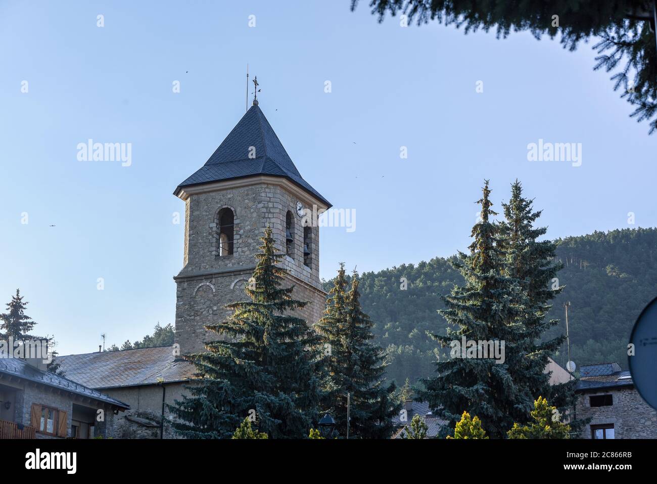 ALP, Spagna : 2020 19 luglio : Chiesa di Parròquia de Sant Pere in estate. ALP, Spagna il 2020 luglio. Foto Stock