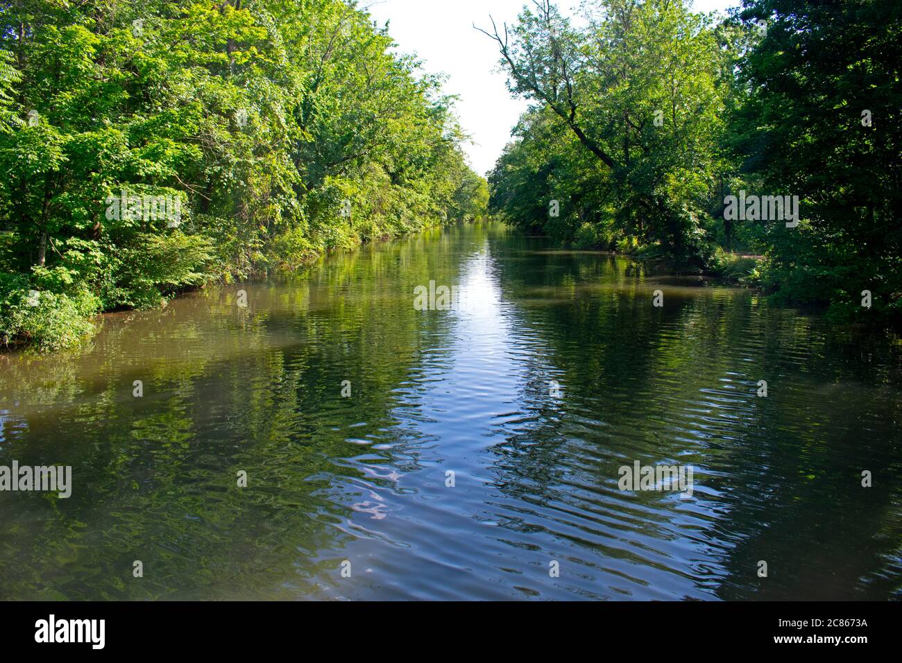 Nuvole e alberi che si riflettono nelle acque del Delaware e del canale Raritan al Colonial Park. -02 Foto Stock