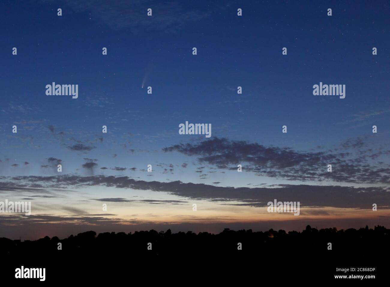Comet NEOWISE è il cielo notturno vicino a Stowmarket, Suffolk, Regno Unito Foto Stock